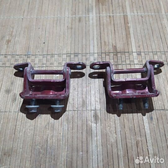 Петля крышки багажника задняя Nissan Tiida хэтчбек