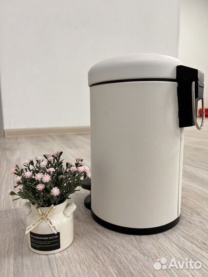 Мусорное ведро с педалью