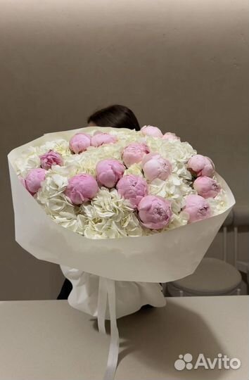 Букет из пионов и гортезий доставка цветов