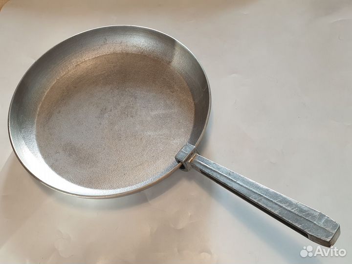Новая алюминиевая сковорода 