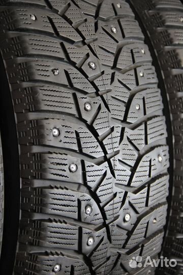 Bridgestone Blizzak Spike-02 215/55 R17 98T