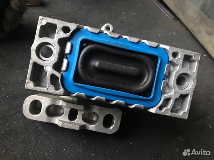 Подушка двигателя правая Volkswagen Passat B6 2006