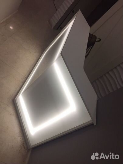 Ресепшен в стиле хайтек. С подсветкой внутренней