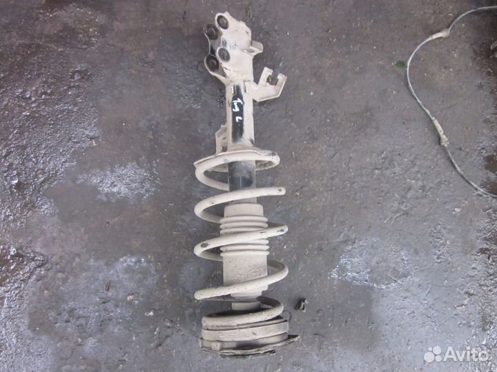 Передние стойки амортизатора Ниссан Тиида