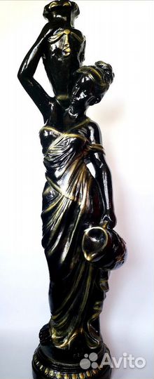 Статуя девушка с кувшином и вазой