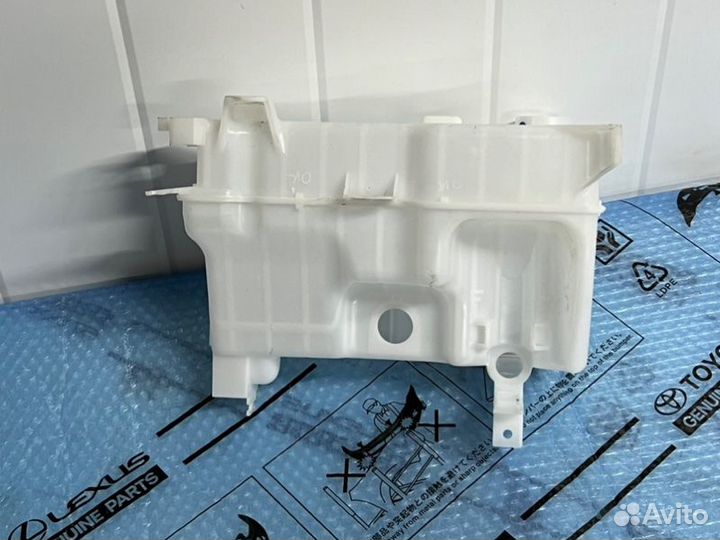 Бачок стеклоомывателя передний Toyota Hilux