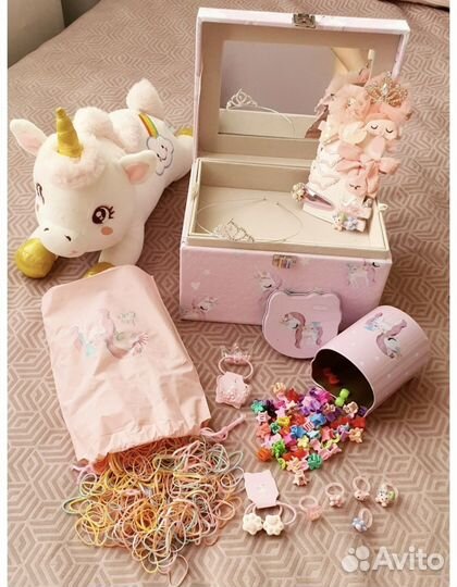 Шкатулка с заколками для девочки