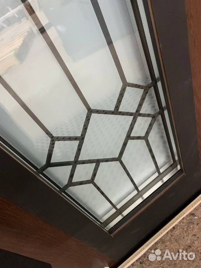 Дверь с вертикальной ручкой и стеклопакетом