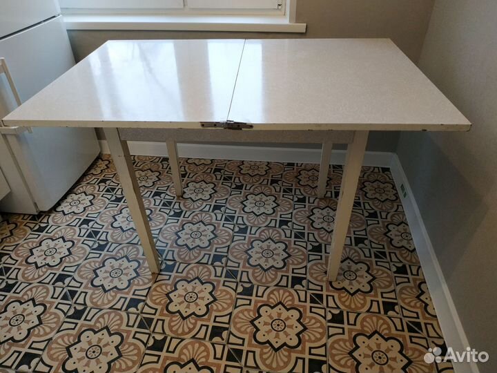 Стол кухонный обеденный