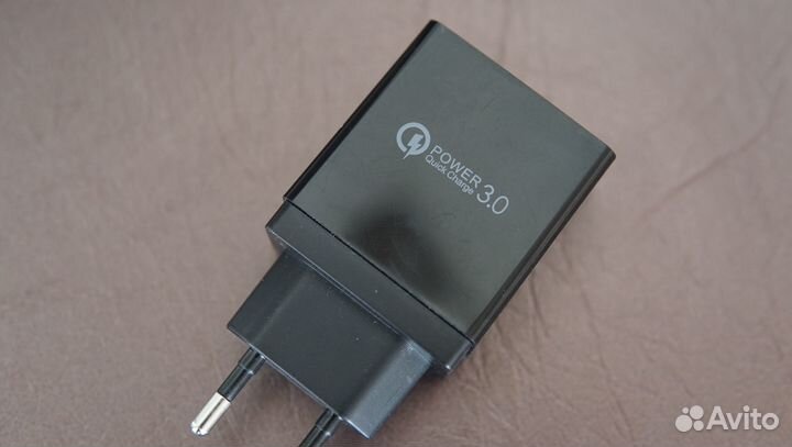 Зарядное устройство с 3 USB-портами и светодиодным