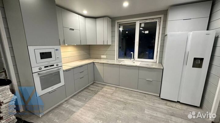 Кухня для часного дома серая