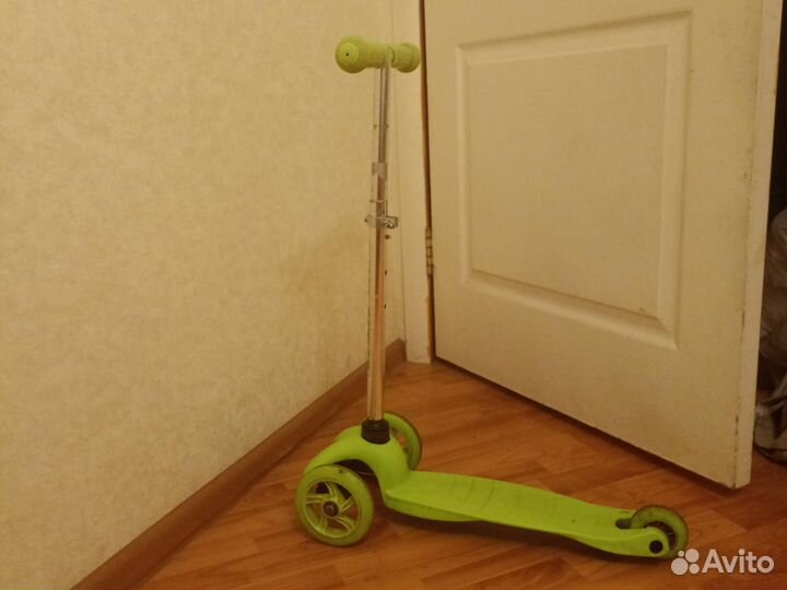 Самокат трехколесный 2 шт. Мальчик и девочка