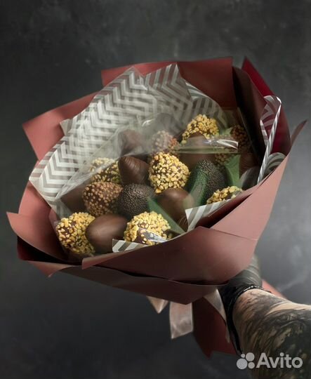 Клубника в шоколаде съедобный букет