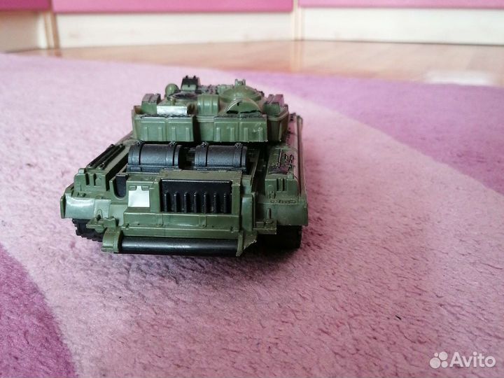 Игрушечный пластиковый танк