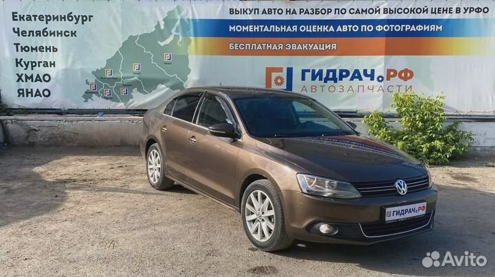 Рамка магнитолы Volkswagen Jetta (A6) 5C6858069A1QB