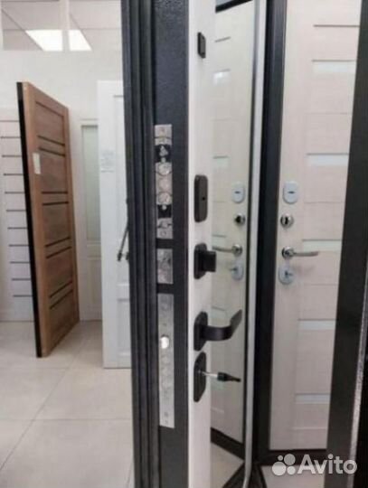 Входная уличная дверь