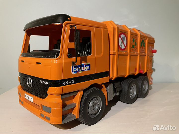 Мусоровоз Bruder MB Actros