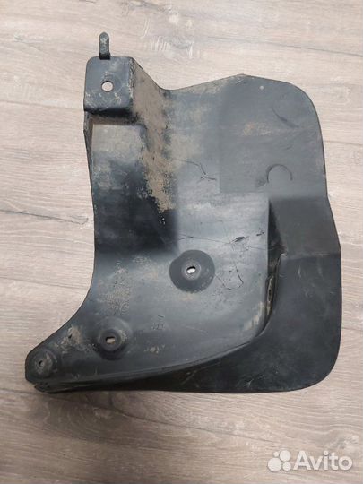 Брызговик передний левый Toyota Land Cruiser 200