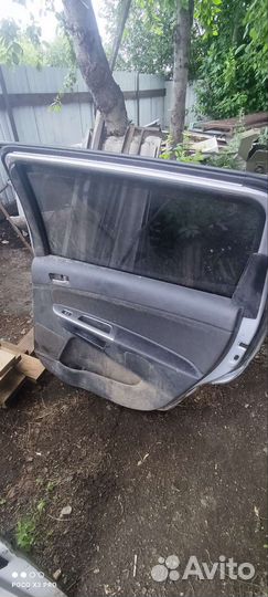 Toyota Wish дверь