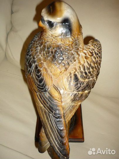 Статуэтка сокол на перчатке