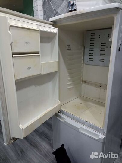 Старый холодильник на запчасти