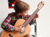 Уроки игры на гитаре в школе Cool School