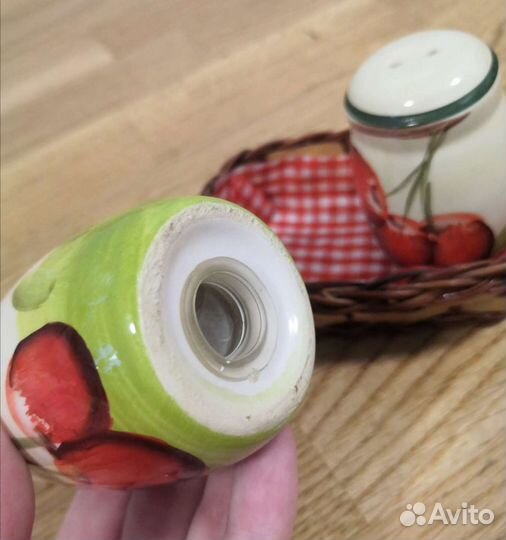 Набор: солонка и перечница в плетеной корзинке