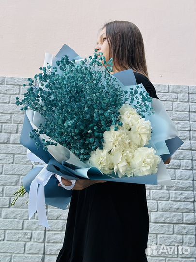 Букет с белыми диантусами и яркой гипсофилой