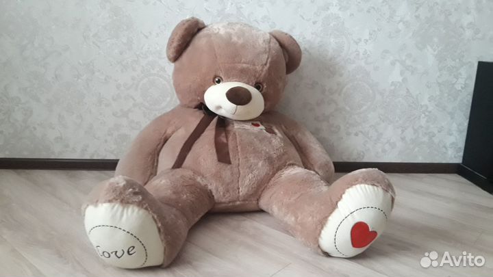 Большой плюшевый медведь