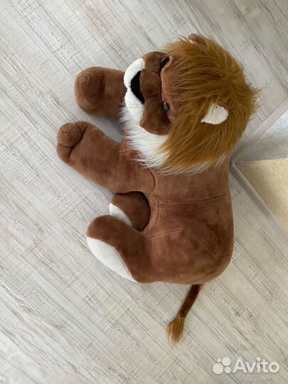 Очень большая игрушка Лев