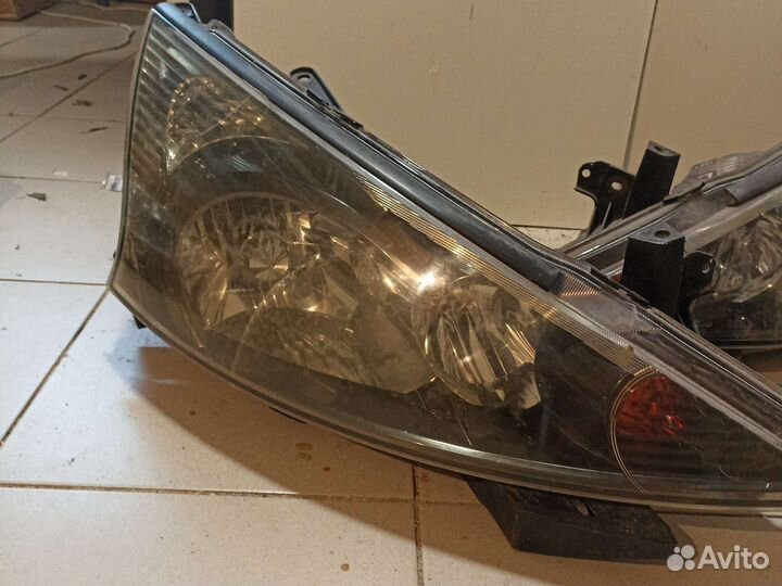 Фара ксенон Mitsubishi Grandis NA4W