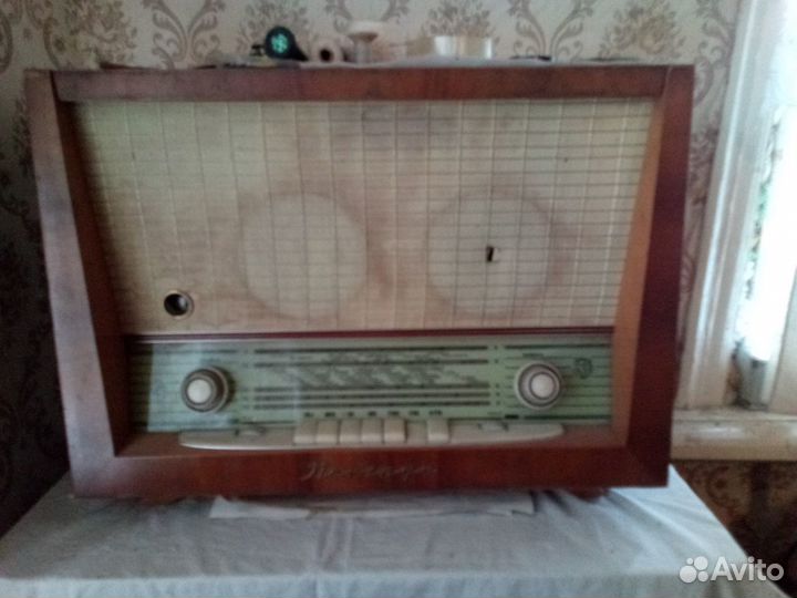 Ламповый радиоприемник и проигрыватель винила