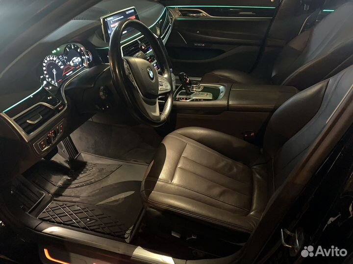 Водитель на премиальном автомобиле BMW 7 series