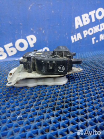 Моторчик заслонок отопителя Toyota Avensis седан