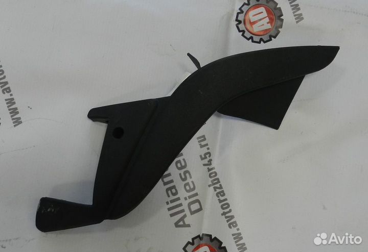 Декоративная накладка кронштейна двери лев. Volvo