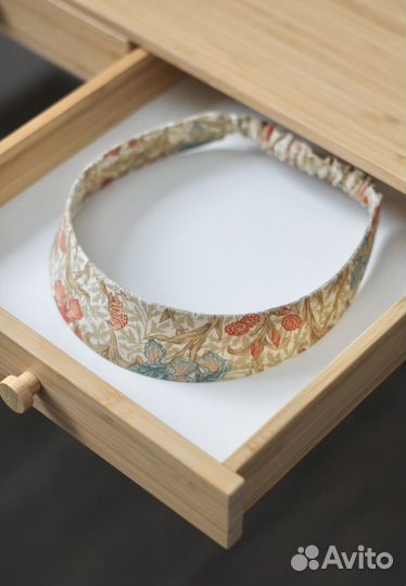 Кокошник Моррис - пташка среди ирисов (скругл.)