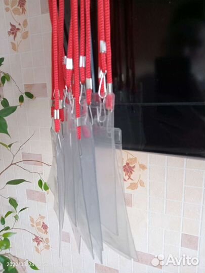 Бейдж вертикальный со шнурком и карабином