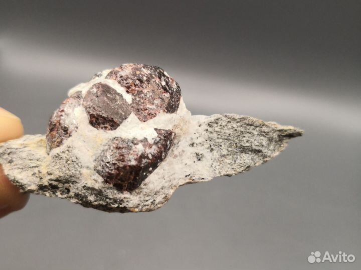 Минерал гранат (альмандин) для коллекции, Урал