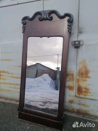 Старинное настенное зеркало