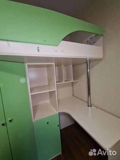 Детская кровать чердак со столом и шкафом