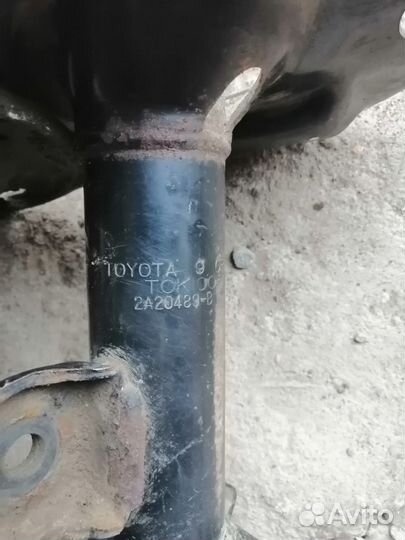 Стойки амортизатора передние Toyota RAV-4 2006