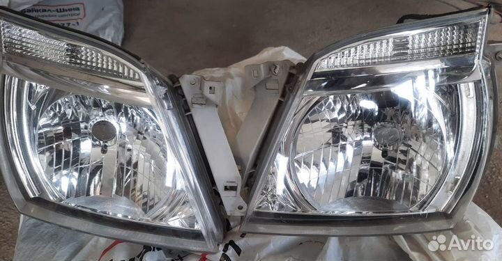 Фары передние Nissan Caravan VWE25 оригинал
