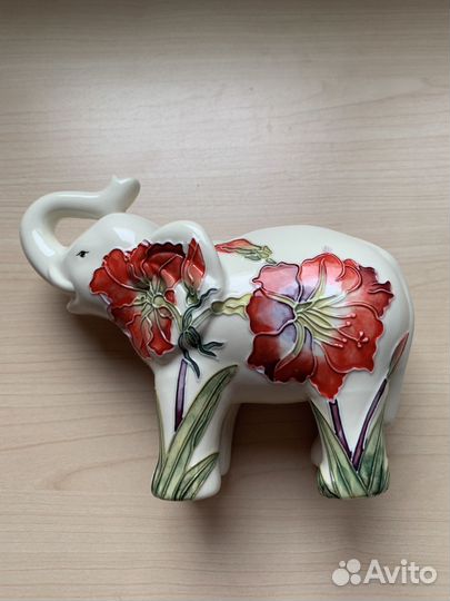 Статуэтка фарфоровая