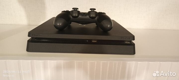 Ps4 slim 500gb +2 джойстика