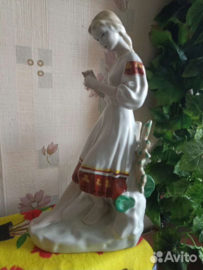 Статуэтка фарфор