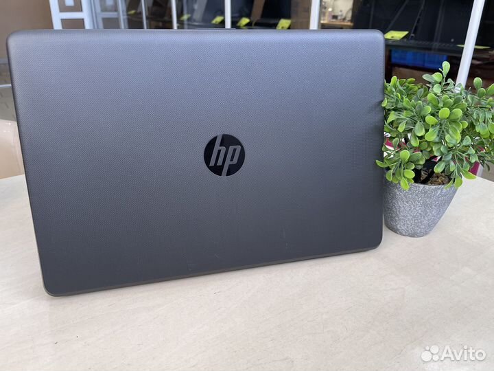 Ноутбук HP/Core i3-7Gen/8GB/R520/SSD