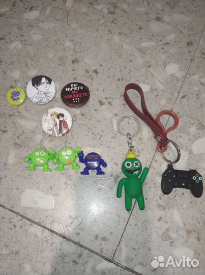 Брелки-значки