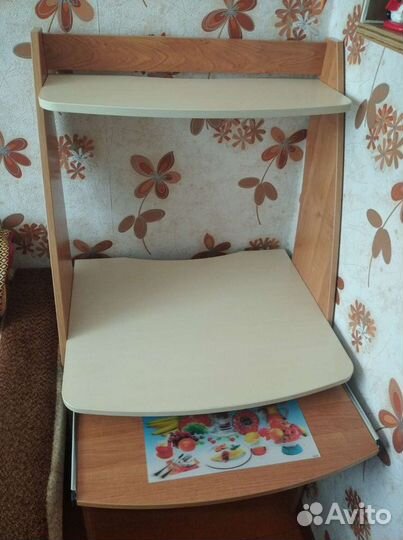 Аккуратный,компьютерный столик