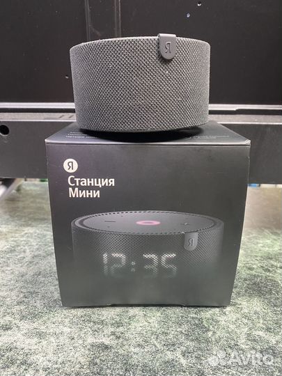 Умная колонка Яндекс.Станция Мини с часами