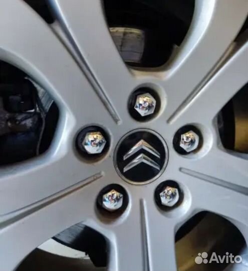 Колпачки колесных гаек и болтов